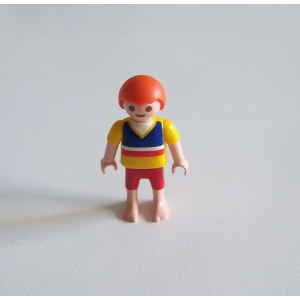 PLAYMOBIL (Z3119) MER - Petite Garçon Tee Shirt Jaune Short Rouge Pieds Nus
