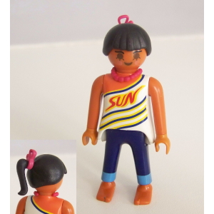 PLAYMOBIL (Z323) MER - Femme Cheveux Noir, Tee Shirt Motifs, Pantalon, Pieds Nus