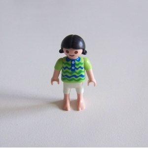 PLAYMOBIL (Z3122) MER - Petite Fille, Polo Vert Short Blanc Pieds Nus